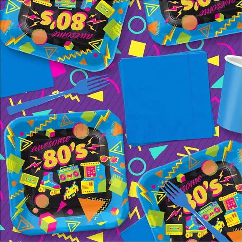 Vista 4 de HOME & HOOPLA Suministros para fiestas de los 80 - Platos de postre de papel cuadrados con íconos totalmente geniales de los años 1980 para 16