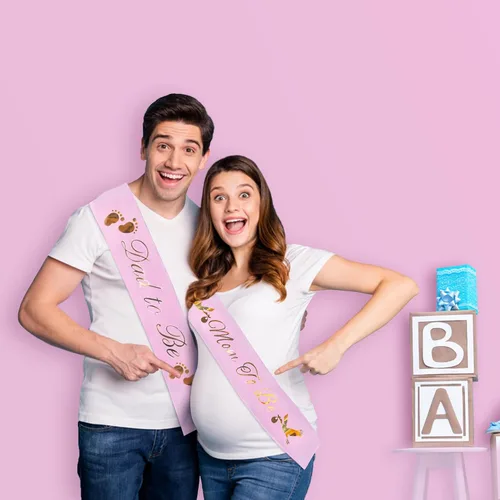 Vista 2 de Banda para baby shower con texto en inglés "Dad To Be & Mom To Be", color rosa con letras doradas para papá y mamá para baby shower Banda
