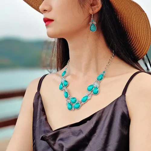 Vista 2 de Firstmeet - Conjunto de collar de resina brillante con aretes