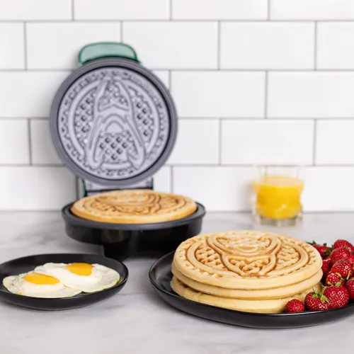 Vista 6 de Uncanny Brands Marvel Loki Waffle Maker - Casco de Loki en tus gofres - Plancha para gofres