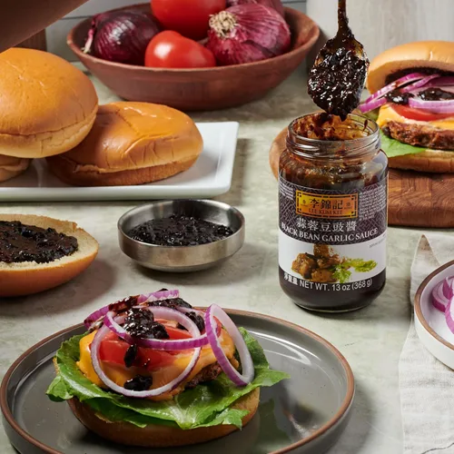 Vista 4 de Lee Kum Kee Salsa de Ajo y Frijoles Negros (13 oz - 1 paquete), Aromática y Sabrosa - Perfecta para Marinadas, Estofado, Salsas para Mojar, Salteado