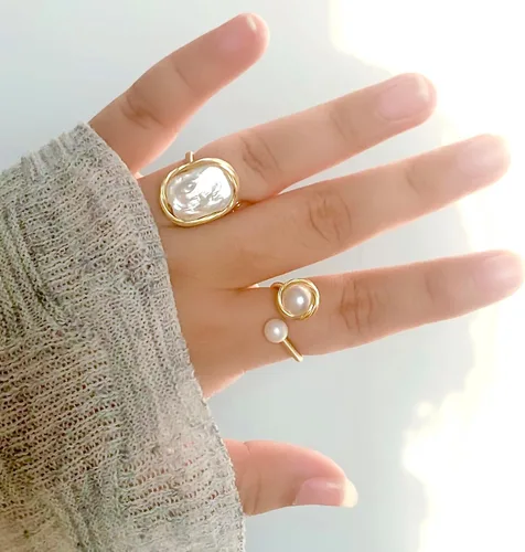 Vista 2 de Anillo de perlas barrocas naturales hecho a mano, diseño de bobinado, apertura ajustable, cuentas de material chapado en oro de 14 quilates