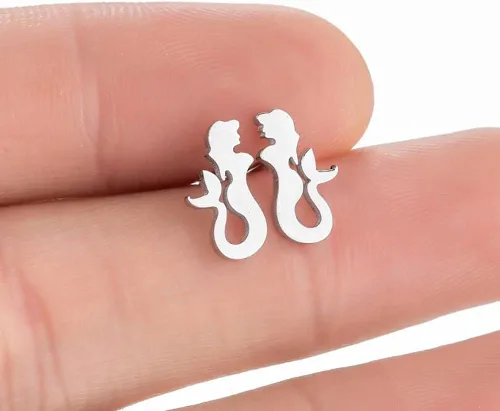 Vista 3 de Lindos aretes de sirena para mujeres y niñas, de acero inoxidable, hipoalergénicos, a la moda, diseño de caricaturas, puño, cola de puño, cartílago