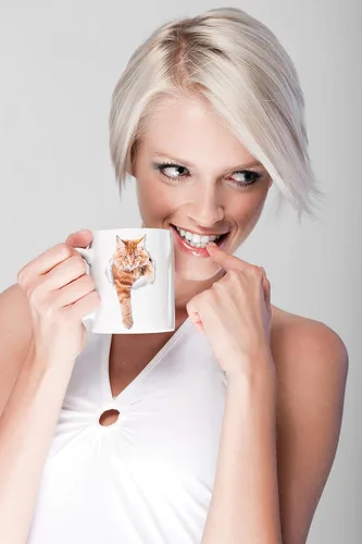 Vista 2 de Winston & Bear Taza de café con gato de jengibre escalador, divertida taza de café de cerámica atigrado naranja para los amantes de los gatos