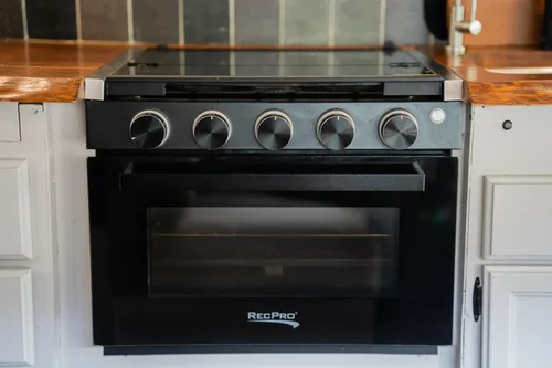 Vista 4 de Estufa RecPro RV Negra Rango de gas de 17" de alto Tres quemadores de 6500 y 8000 BTU Horno de 7100 BTU con capacidad de 1.24 pies cúbicos