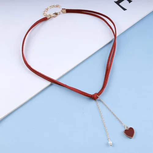 Vista 4 de YienDoo Gargantilla gótica de terciopelo con corazón rojo, gargantilla con colgante de corazón de amor rojo, collar con colgante de perlas punk