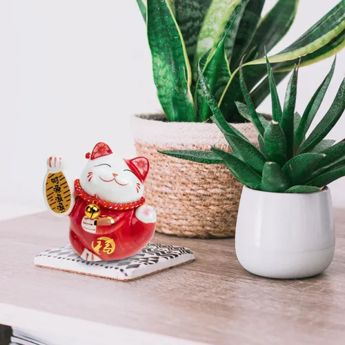 Vista 3 de Tofficu Adorable banco de monedas de cerámica roja de gato de la suerte, decoración de Feng Shui, bonita decoración de habitación, gato chino