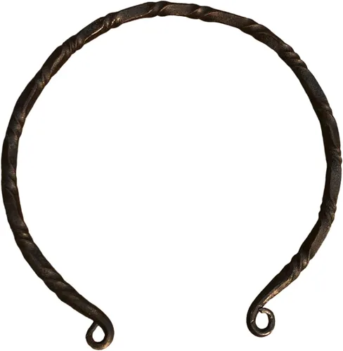 Vista 8 de NauticalMart Collar medieval de hierro tradicional celta torque torque, torque forjado a mano, torc nórdico medieval, cuello auténtico y anillo