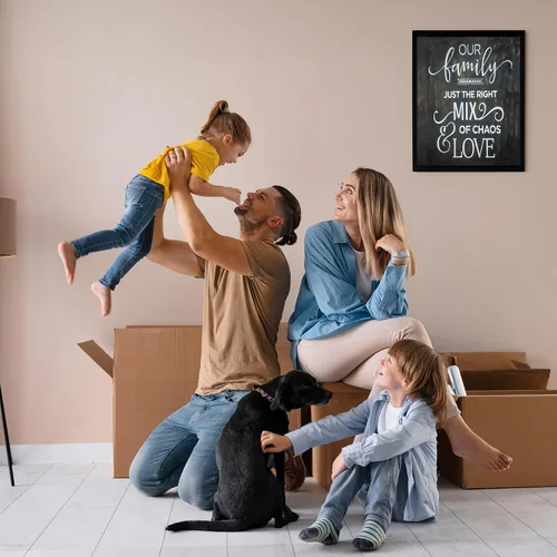 Vista 4 de Our Family, Right Mix of Chaos & Love - Arte de pared familiar, esta bonita impresión artística de pared con diseño de madera réplica es