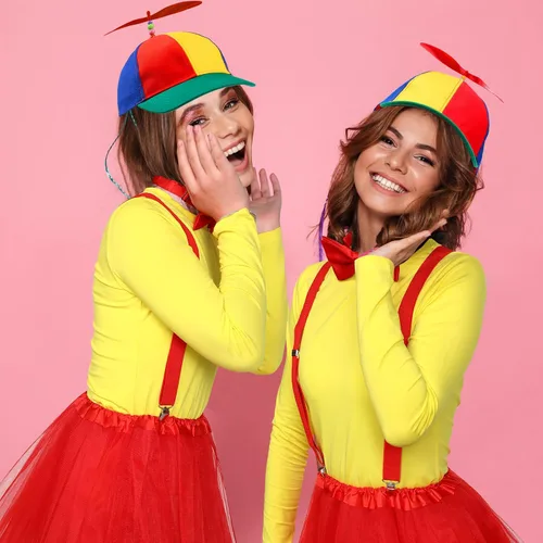 Vista 4 de 6 sombreros de payaso con parte superior de arcoíris, pajarita en Y, tirantes estilo tutus, falda tutú, medias con pies, camiseta amarilla para mujer