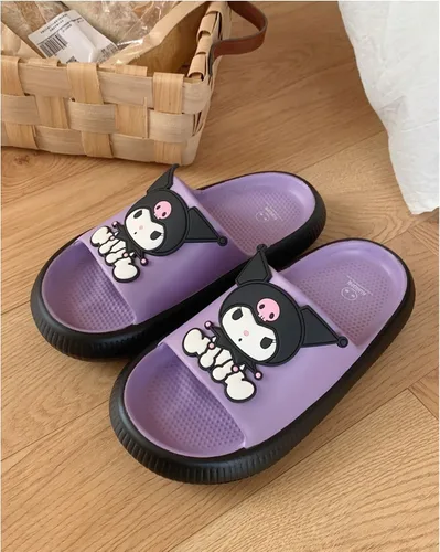 Vista 2 de Lindas pantuflas de dibujos animados Kuromi Kawaii para mujer, sandalias de nube para interiores y exteriores, antideslizantes, zapatos de ducha
