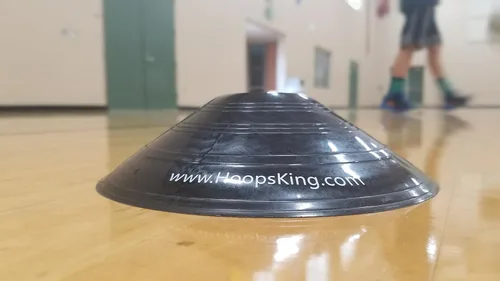 Vista 3 de HOOPSKING Juego de 20 conos de agilidad, ideal para dribling, tiro y ejercicios de baloncesto de agilidad