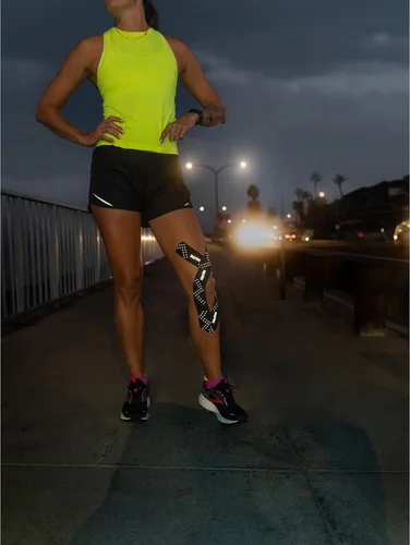 Vista 4 de RockTape Cinta de kinesiología reflectante RockFlash, optimizada para deportes