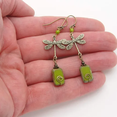 Vista 4 de Pendientes Boho Libélula en Verde Oliva y Latón 2.25 Pulgadas Largo