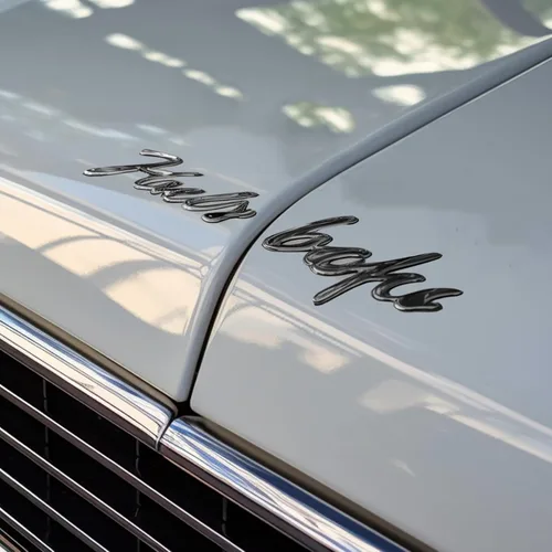 Vista 2 de Emblemas de coche personalizados, letras de acero inoxidable. Insignias automotrices con diseño de metal duradero, adhesivo fuerte. Regalo