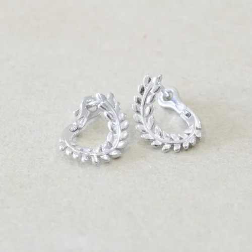 Vista 8 de Pendientes pequeños Huggie de vid en plata de ley con acabado dorado