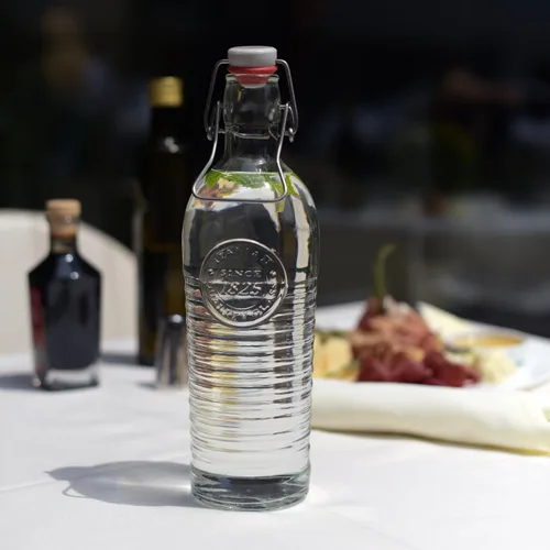 Vista 9 de Bormioli - Botella de agua Rocco Officina, 37.25 onzas, jarra de vidrio italiana, sello hermético y abrazadera de metal, asa fácil de transportar