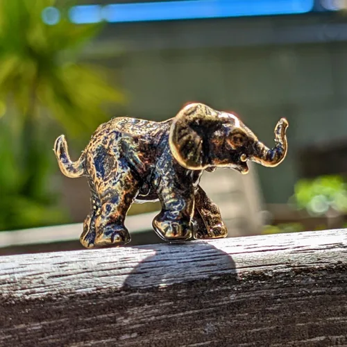 Vista 5 de Figura de elefante bebé hecha a mano, pequeña escultura de elefante coleccionable, adorno en miniatura de metal pequeño animal de la selva