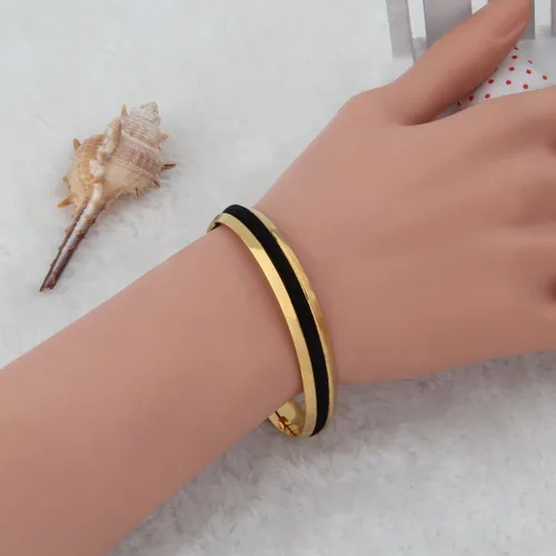 Vista 3 de Zuo Bao Pulsera de acero con ranura en V