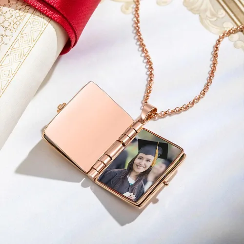 Vista 5 de AILIN Collar de graduación personalizado para mujer, 4 fotos, medallón de graduación de clase de 2023, regalo conmemorativo para su novia, hija