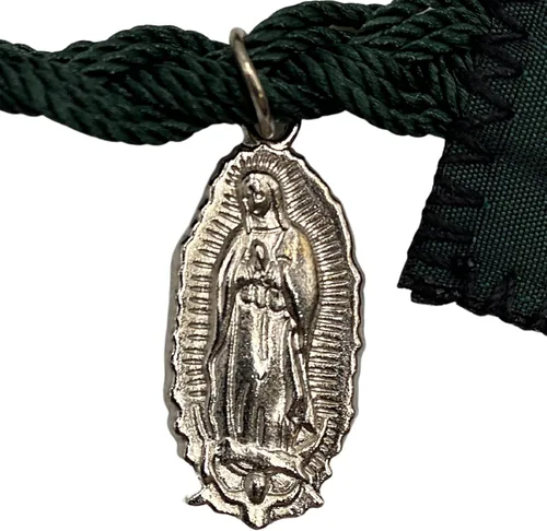 Vista 3 de Collar tradicional de nailon verde con escapulario católico Nuestra Señora de Guadalupe con bordes cosidos, collar tradicional de oración cristiana