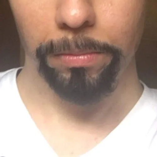 Vista 4 de Justin Happy Bigotes falsos de cabello humano para hombres, un par de bigotes falsos negros realistas atados a mano, barbas de cabra falsas