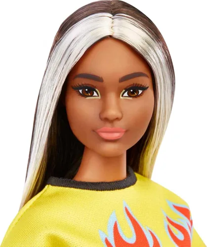 Vista 3 de Barbie Fashionistas Doll #179, Curvas con pelo largo resaltado, top corto de llama, falda a cuadros y accesorios que incluyen zapatillas y gafas