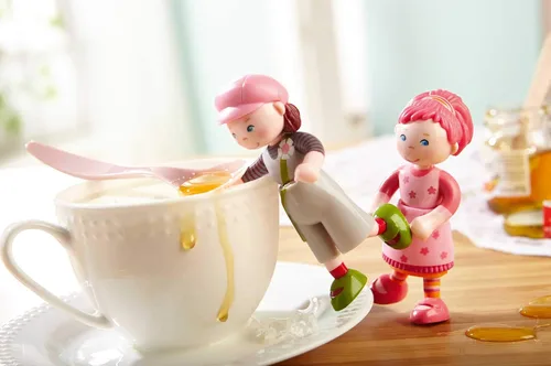 Vista 4 de Haba Little Friends Lilli – 4" Bendy Chica Muñeca Figura con rosa cabello
