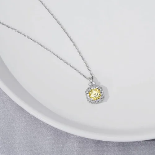Vista 3 de Tienda Essentials Juego de collar con colgante de plata de ley chapada en platino con circonita cúbica de elementos infinitos de corte Asscher