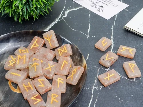 Vista 3 de Crocon Runas de piedras preciosas con forma rectangular de piedra solar con alfabeto de Futhark de élder grabado, juego de 25 runas de cristal
