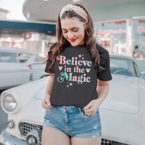 Vista 2 de FRYAID Camiseta mágica para mujer, diseño de castillo del reino y teñido anudado, camisetas de manga corta para vacaciones familiares
