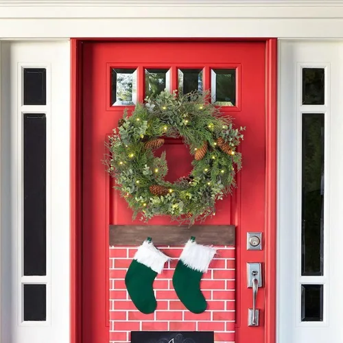 Vista 5 de Corona de Navidad preiluminada para puerta delantera, corona verde decorada con conos de pino, racimos de bayas, ramas de ajuste abundante, coronas