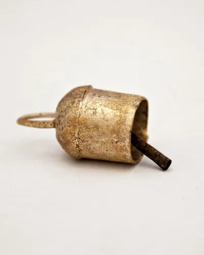 Vista 2 de Una docena de campanas de lata redondeadas de 2.25 pulgadas de alto con campanilla de metal