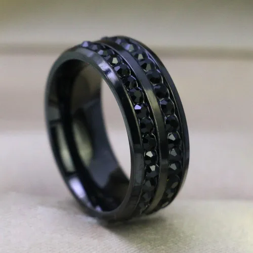 Vista 7 de Juego de anillos de boda de acero inoxidable chapado en oro negro con circonita cúbica