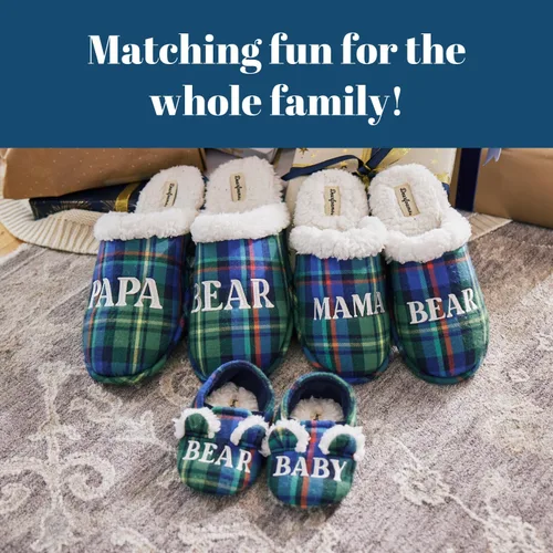 Vista 3 de Dearfoams - Pantuflas de Navidad para mujer, para mamá, linda pantuflas a juego para pijamas familiares, con texto en inglés Mama Bear (mamá osa)