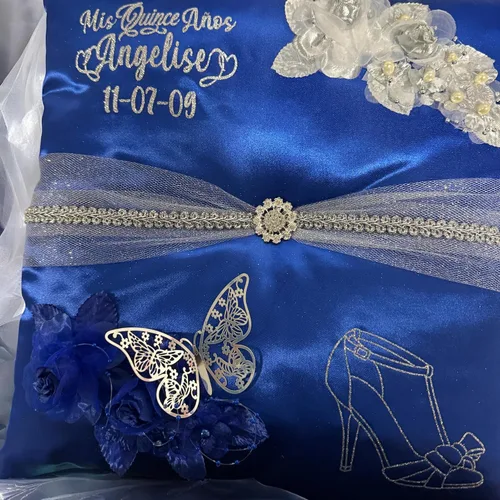 Vista 6 de Almohada para zapatos de quinceañera, azul, hecha a mano y personalizada para ti.