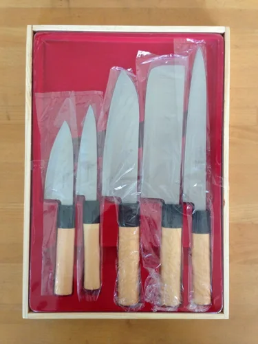 Vista 2 de Juego de 5 cuchillos de cocina japoneses (caja de madera) Mr. Takaaki Nakamura