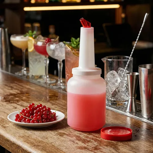 Vista 3 de Restaurantware Bar Juice Pour Bottle - 1 paquete - Bar Lux - Botella de plástico de 2 cuartos de galón con boquilla y tapa cónica roja, codificada