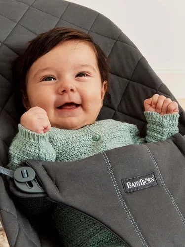 Vista 4 de BabyBjörn Bouncer Bliss, Algodón, Colcha Clásica, Antracita. Asiento Ajustable de Mecedora de Bebé 2-en-1 y Silla para Niños Pequeños, de Recién