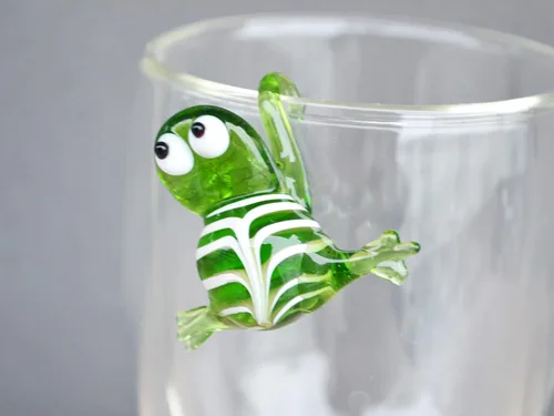 Vista 2 de Figura de rana de cristal verde – Miniatura soplada a mano estilo Murano – Adorno de rana coleccionable para estante, terrario o maceta – Regalo