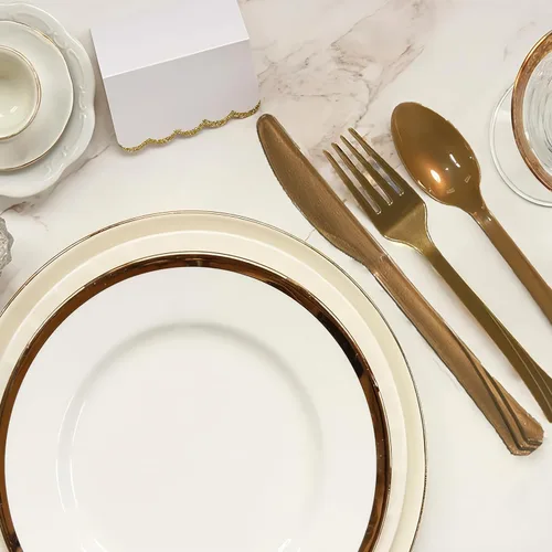 Vista 4 de Tenedores dorados de plástico pesado de alta calidad (51 unidades) – Cubertería duradera, elegante y desechable para fiestas, eventos y uso diario