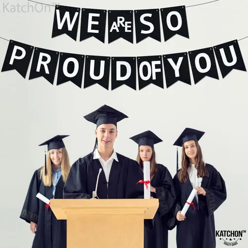 Vista 4 de KatchOn, Cartel con texto en inglés «We are So Proud of You» – Cartel de felicitaciones preencordado de 10 pies, cartel de graduación negro