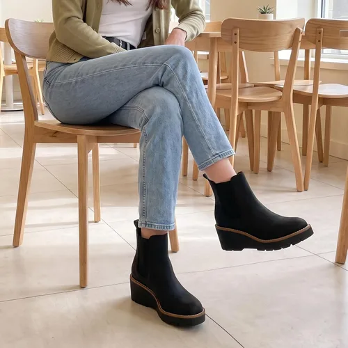 Vista 3 de Athlefit - Botas Chelsea con plataforma de cuña para mujer, suela de lengüeta, elásticas, con plataforma, tacón de cuña, botas al tobillo Negro