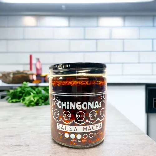Vista 2 de CHiNGONAs Salsa Macha - Salsa crujiente de chile mexicano gourmet a base de aceite, vegana y sin gluten, aceite de chile crujiente, 6 onzas