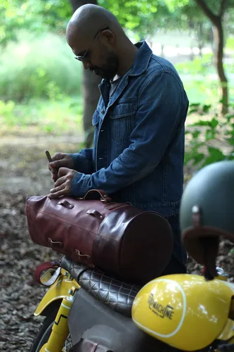 Vista 28 de Bolsa de lona para motocicleta de cuero genuino de grano completo resistente de inspiración militar Alforja Bolsa de fin de semana Con correas