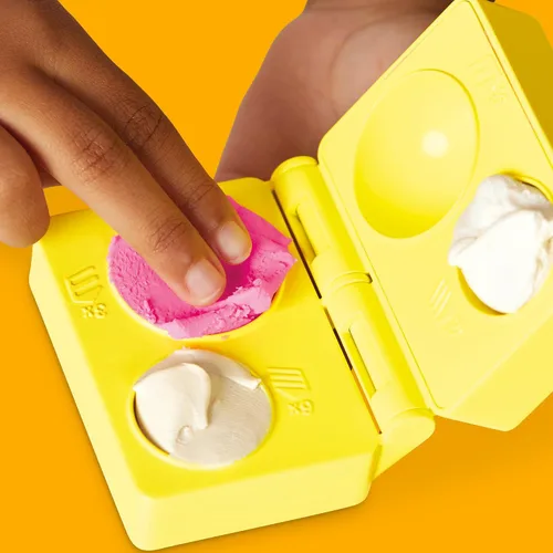 Vista 4 de Play-Doh Super Slice Cake Playset, horno de juguete con accesorios de cocina y 11 latas compuestas de modelado, artes y manualidades para niños, a