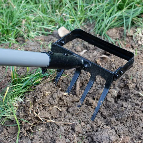 Vista 7 de Suchtale Azada de acción y cultivador de jardín de 82 pulgadas, azada de estribo resistente con cabezal de rastrillo de 5 dientes, azada de mango