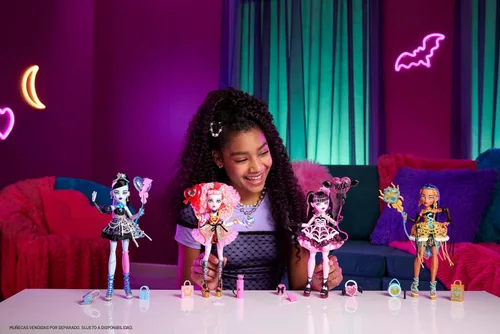 Vista 2 de Monster High Kit de pastel de cumpleaños aterrador y dulce con muñeca Clawdeen Wolf, juego de decoración de pastel con 20+ accesorios como glaseado