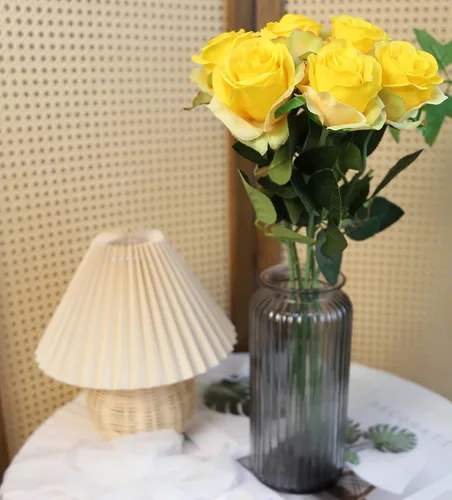 Vista 3 de IPOPU 6 rosas artificiales de seda amarilla con tallo largo, rosas falsas de tallo largo, rosas artificiales de tallo largo adecuadas para bodas
