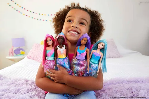 Vista 2 de Barbie Dreamtopia Royal Fashion Muñeca con pelo rosa claro y corpiño brillante con falda extraíble, zapatos y accesorio para la diadema